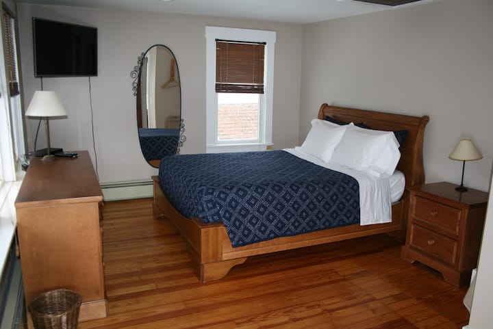 Katil 1 tingkat dengan TV satelit dan dek luaran yang dilengkapi perabot.