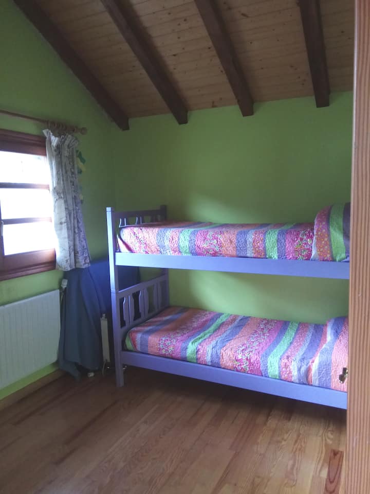 غرفة نوم بطابقين. الطابق الثاني