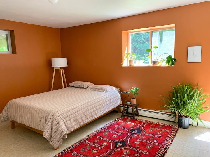 ห้องนอนที่ 4 ชั้นล่างมีเตียงควีนไซส์