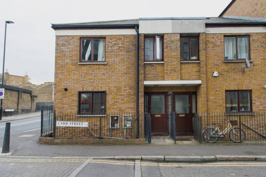Only ten mins walk to Mile End tube and lots of shops within 5 minutes walk