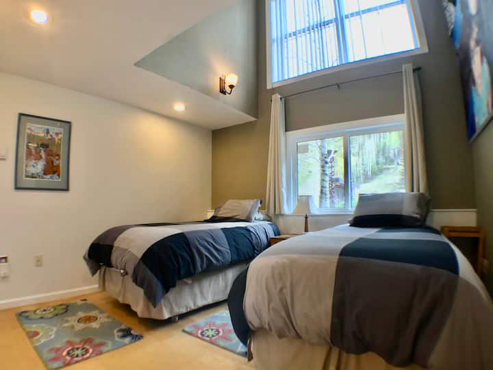 Dos camas individuales, calidad, Sealy Posturepedic en este dormitorio con techo de 18 pies y mucha luz natural.  Nuevas ventanas y marcos de doble cristal para mayor tranquilidad y aislamiento.  
(12’ x 11’ espacio)