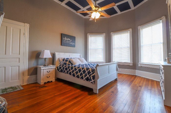 Queen Bed w/private entrance & Closet