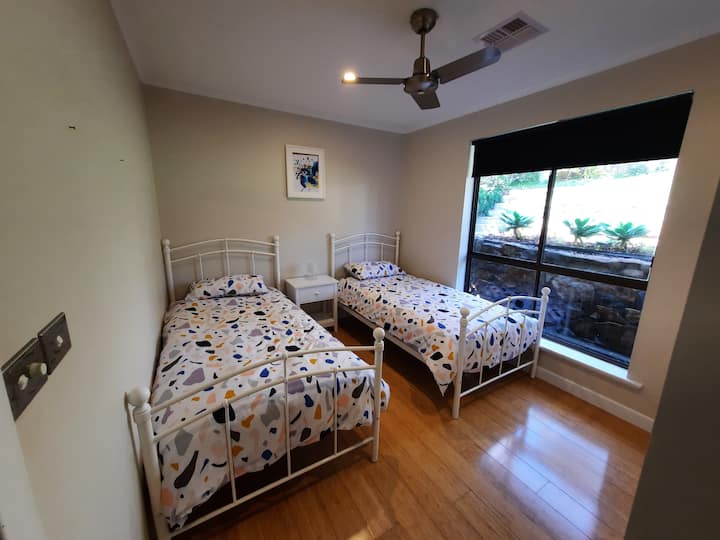 Esta habitación tiene 2 camas individuales, ventilador de techo, aire acondicionado/calefacción y armario empotrado.