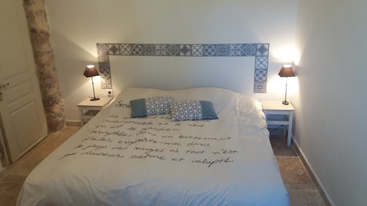 Das Hauptschlafzimmer (mit großem Wandschrank und Kommode)