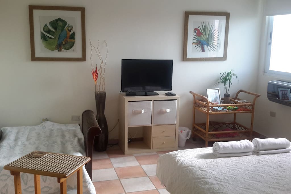 32 inch able tv, queen size bed,ac