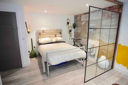 NYC loft style studio, stones throw from the beach