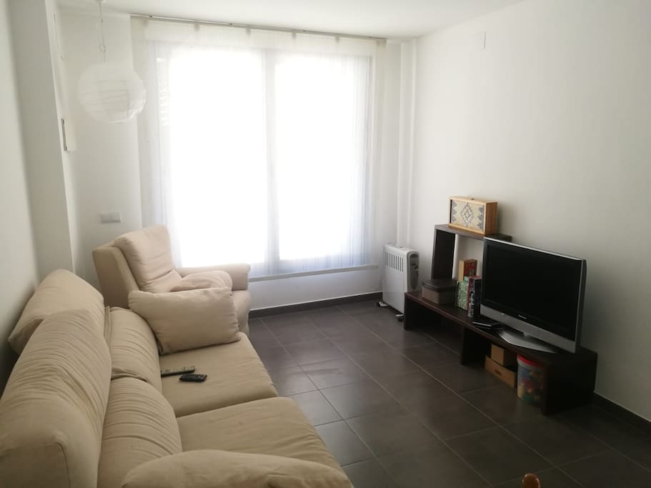 Sala d'estar amb molta llum en planta baixa en un carrer molt tranquil.