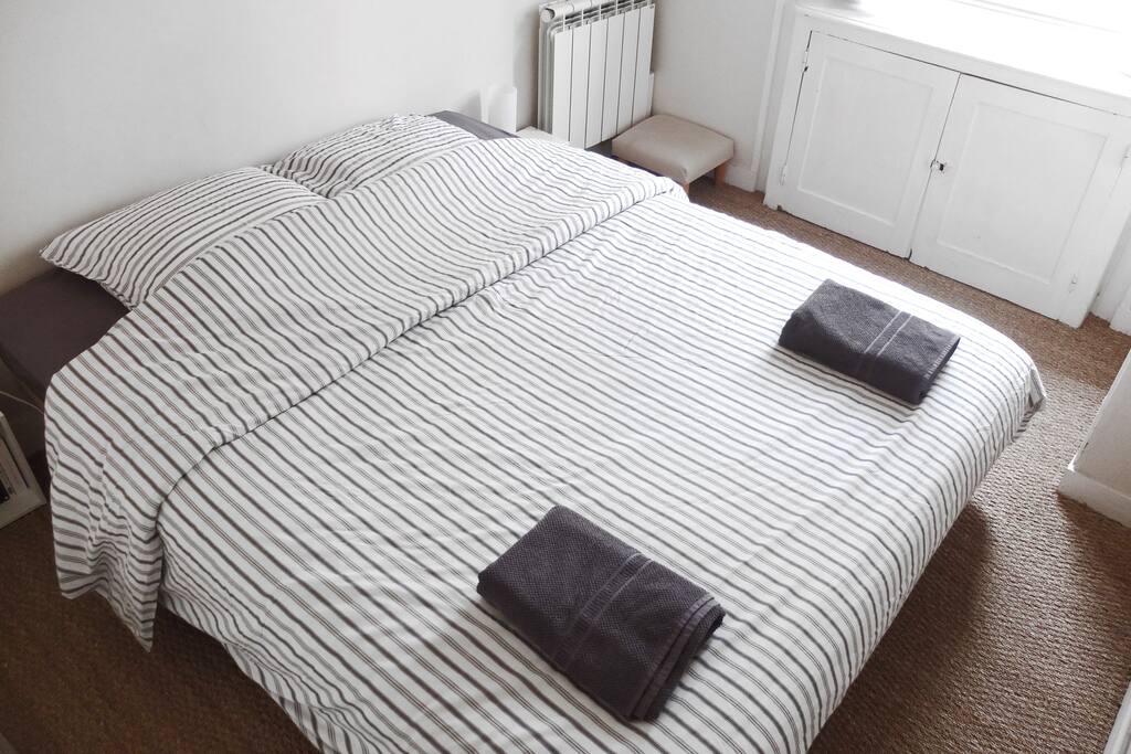 Chambre avec lit double