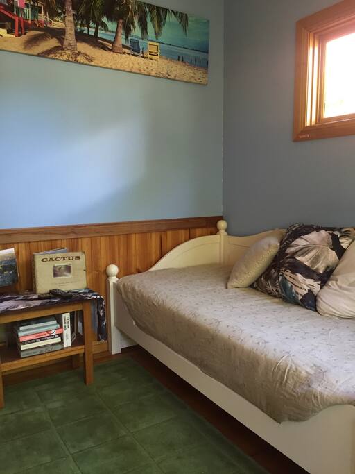 Sitting room with daybed