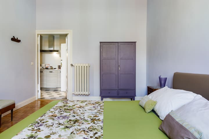 Casa Giulia al Pantheon, un ampio e originale appartamento con balcone. gallery image 2