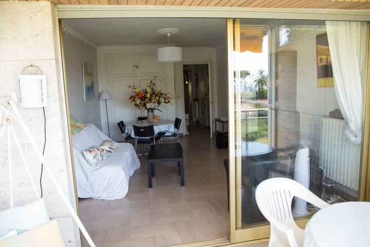 غرفة المعيشة ، إطلالة من الشرفة