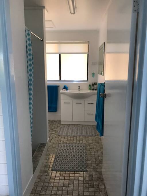 Shampoo, conditioner, soaps, towels, hand towels, face washers provided