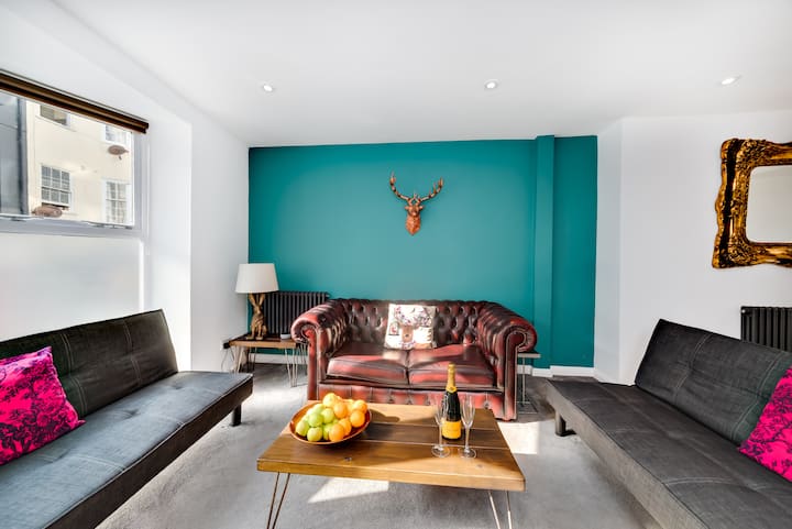 Large, bright and comfortable open plan lounge.