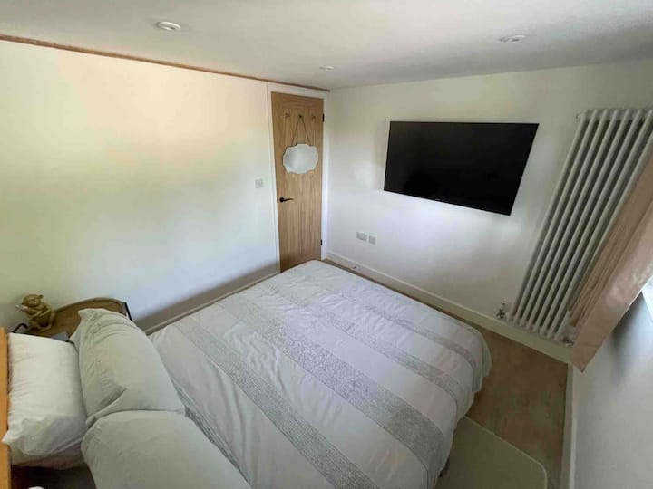 Chumba cha kulala na kitanda cha ukubwa wa mfalme na TV kubwa ya smart