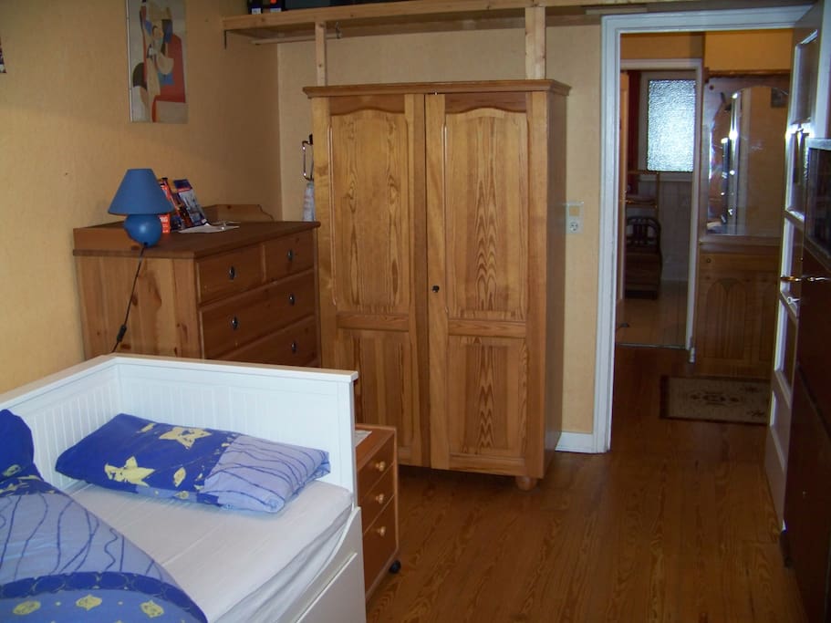 Das Schlafzimmer mit Blick auf den Flur und das Bad