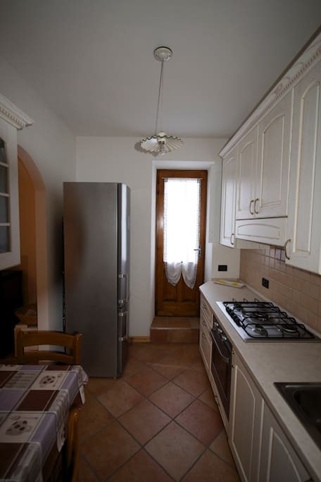 Cucina e porta finestra verso il cortile