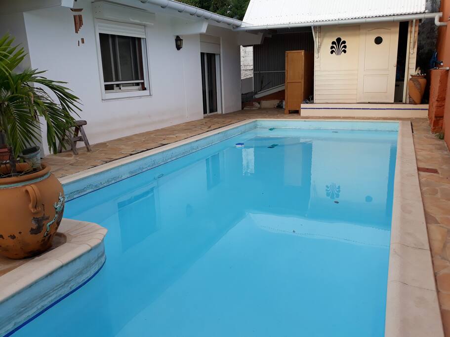 Vue sur la piscine et la fenêtre de la chambre.