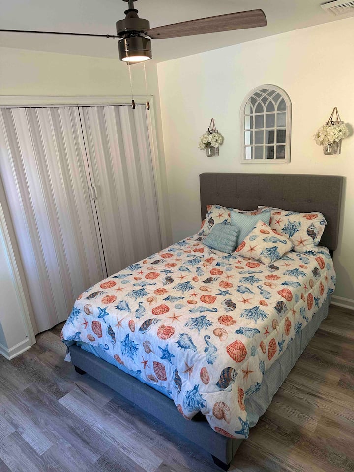 Chumba cha kulala #1 - Kitanda kimoja cha watu wawili
Televisheni imewekwa ukutani kwenye kitanda. Kabati kamili lenye viango vya nguo.
Eneo dogo la kazi lenye dawati pia liko katika chumba hiki cha kulala, nje ya chumba cha michezo. 
Mito/Mito ya Mito na Blanketi hutolewa. Hakuna mashuka yaliyotolewa. 