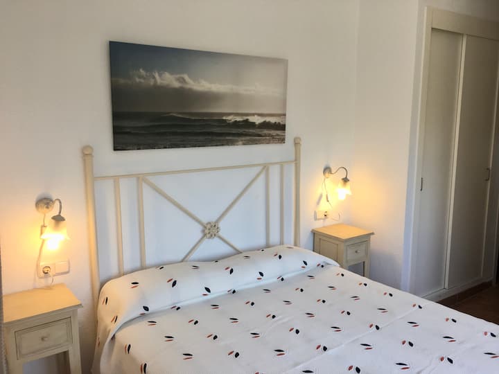 DHOMË GJUMI E SHESHTË ME GARDËROBË TË LARTË TË INTEGRUAR