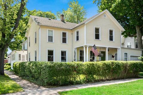 Historic Silver Beach house in downtown St Joe