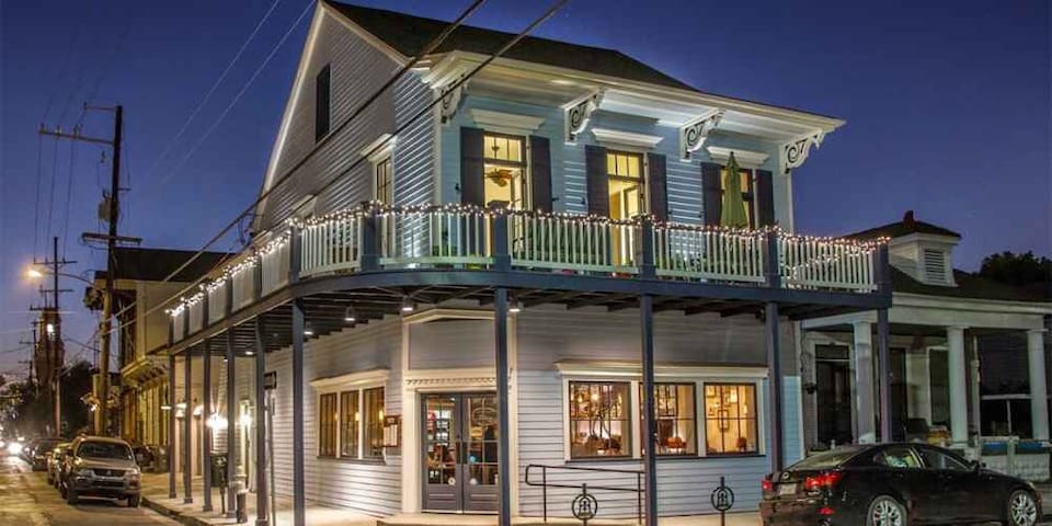 Private Wraparound Gallery near French Quarter!