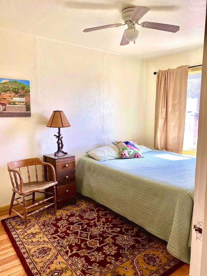 Cama queen en el segundo dormitorio