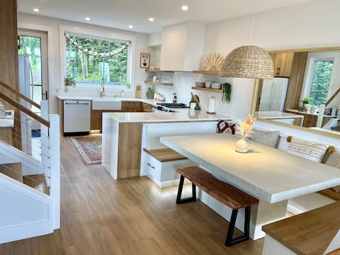 Silverstar Ski Chalet with hot tub