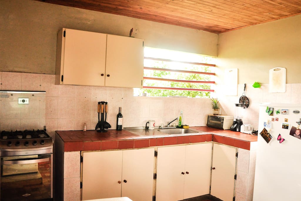 Cocina amplia con todo lo necesario para cocinar.
