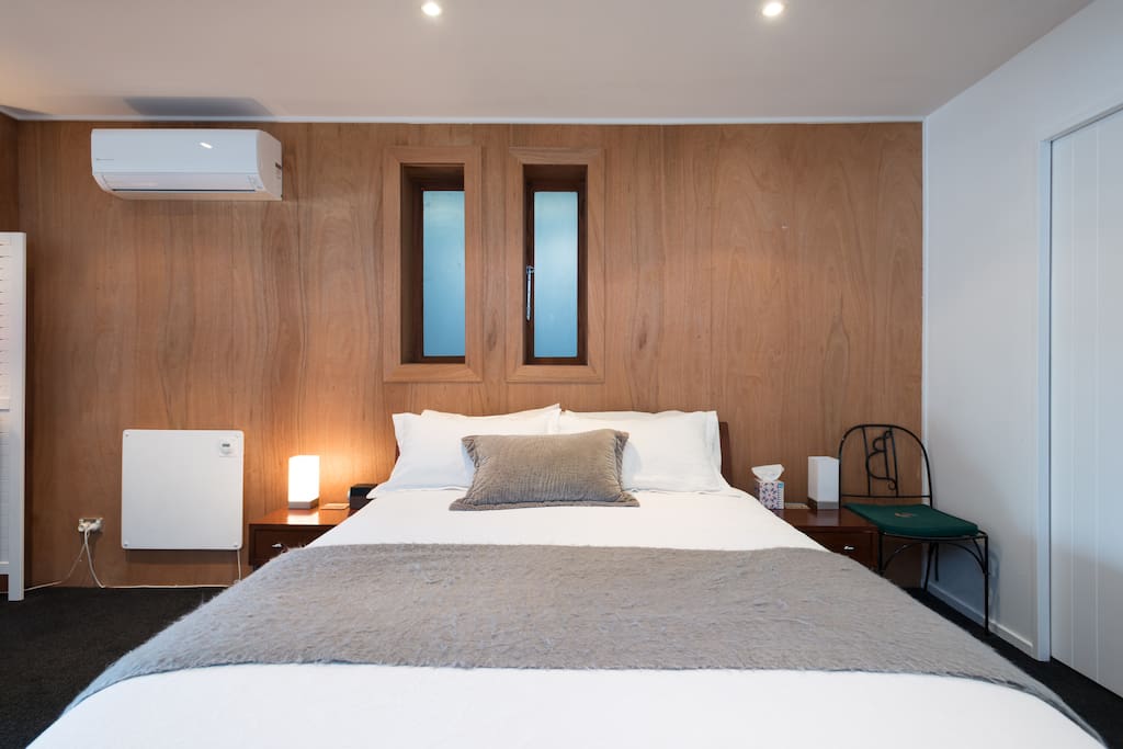 Queen bed with electric blanket and memory foam mattress