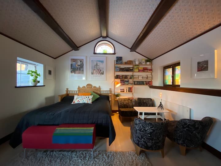 主卧室有一个额外舒适的角落。 