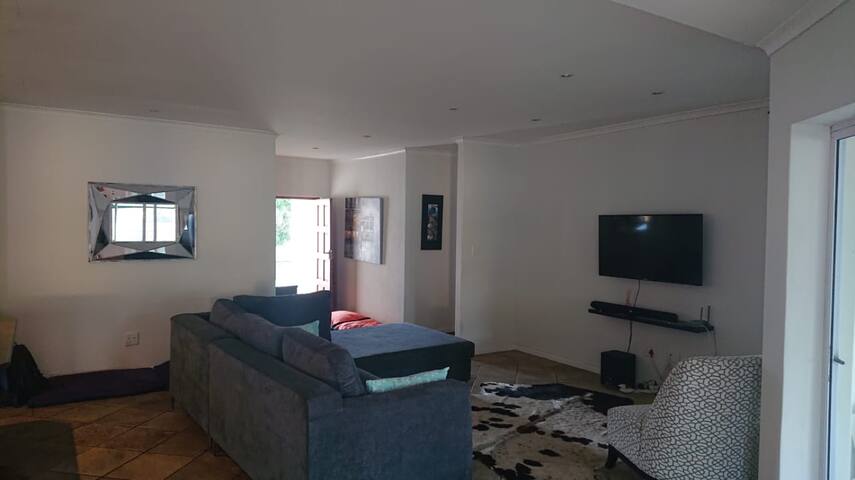 Spacious Fully Equipped Relaxed Home-5min to beach gallery image 3