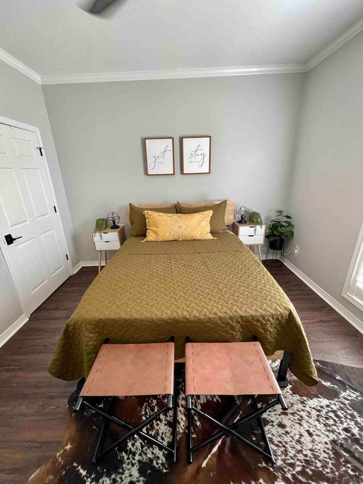 Guest bedroom with queen bed. (front lake view) 