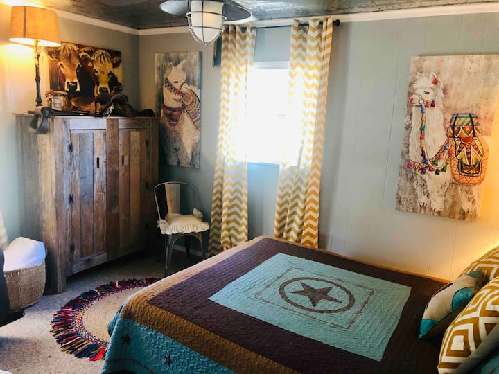 Hot TublPecan St. Parlor Haus I Downtown I River
