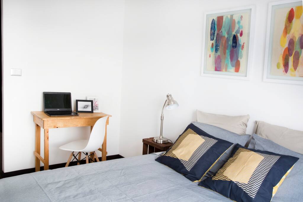 Bedroom - queen size bed