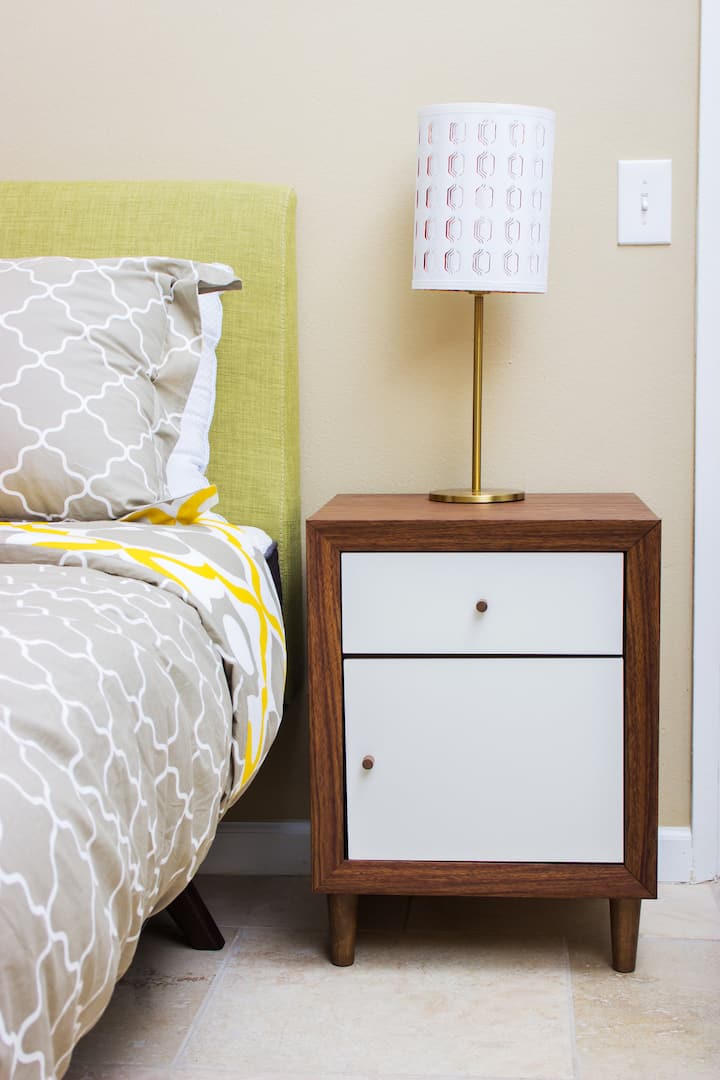 Nos tables de nuit sont pratiques pour le rangement supplémentaire, ou un endroit où loger un livre pour un séjour relaxant.