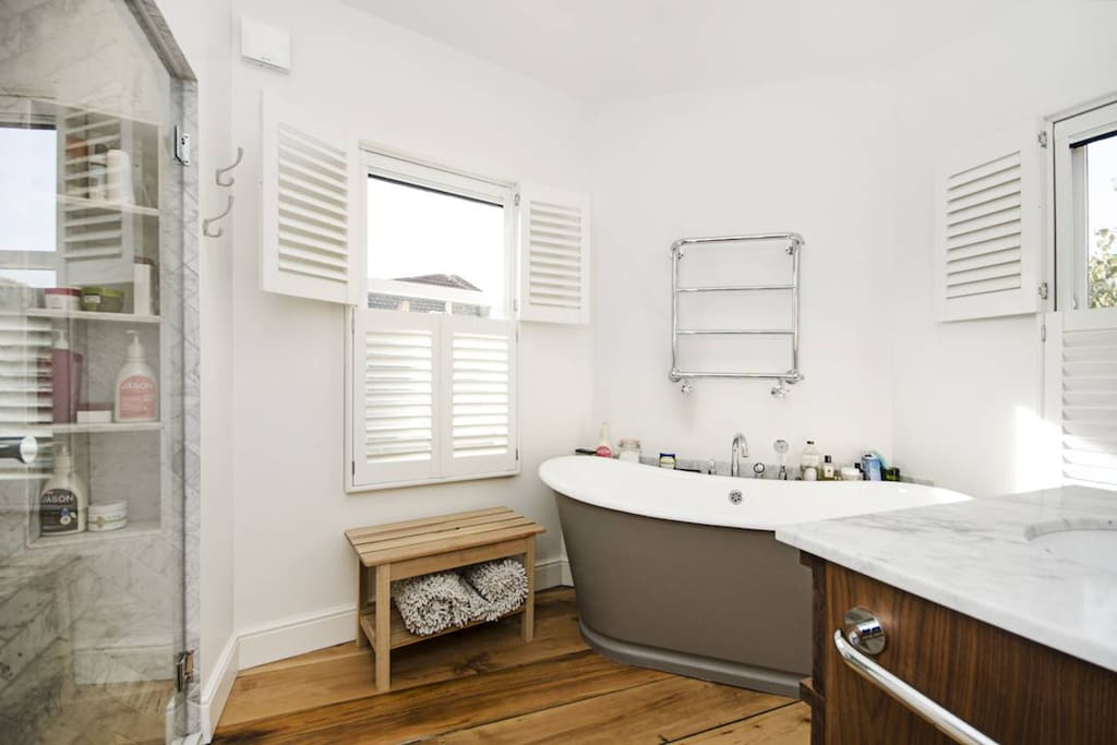 Rain shower as well as roll-top bath