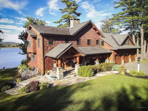 Breathtaking Timber-frame Lakehouse