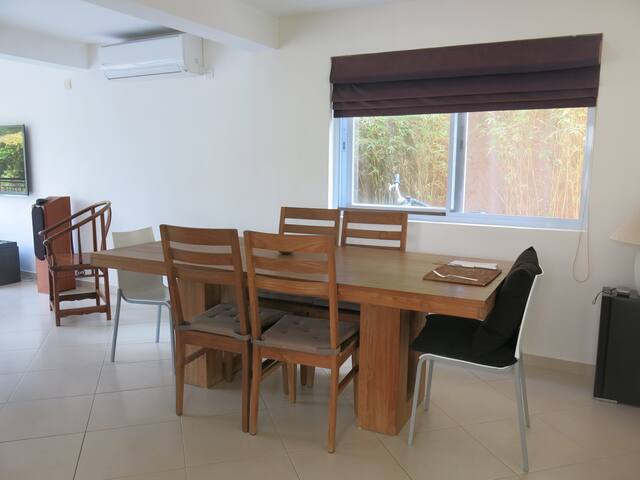 Lantau House, garden, 7′ to beach gallery image 5