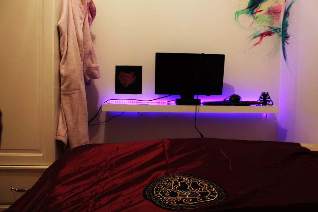 Bedroom, computer screen w/HDMI