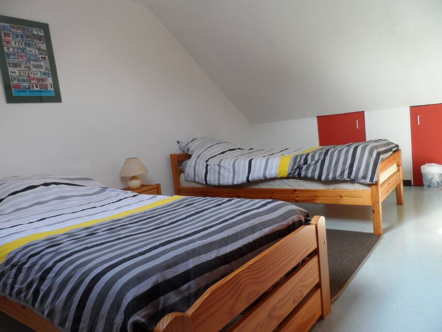 une chambre avec 2 lits simples