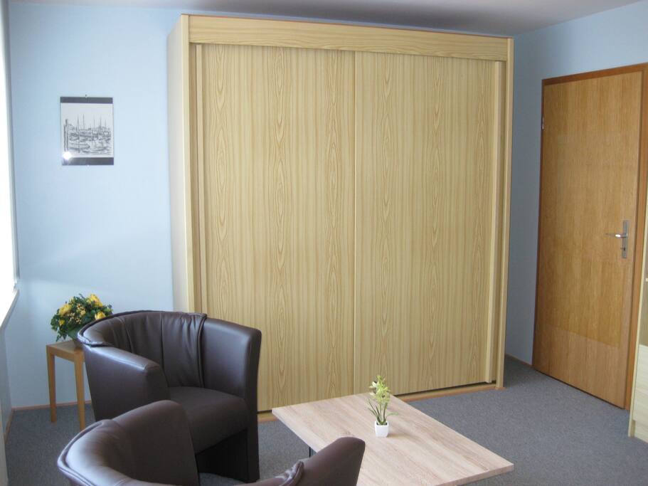 Schrank (linke Hälfte durch Gäste nutzbar)