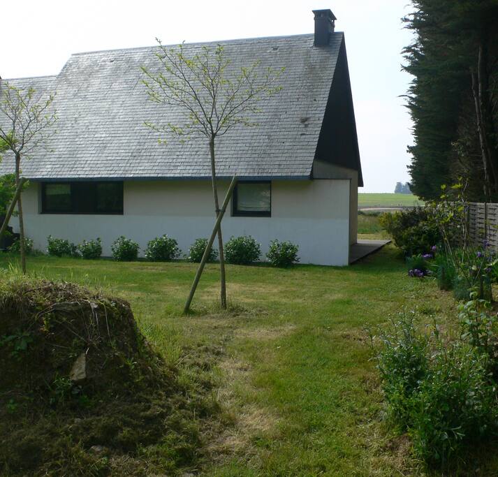 du coté rue, confidencialité, jardin arboré