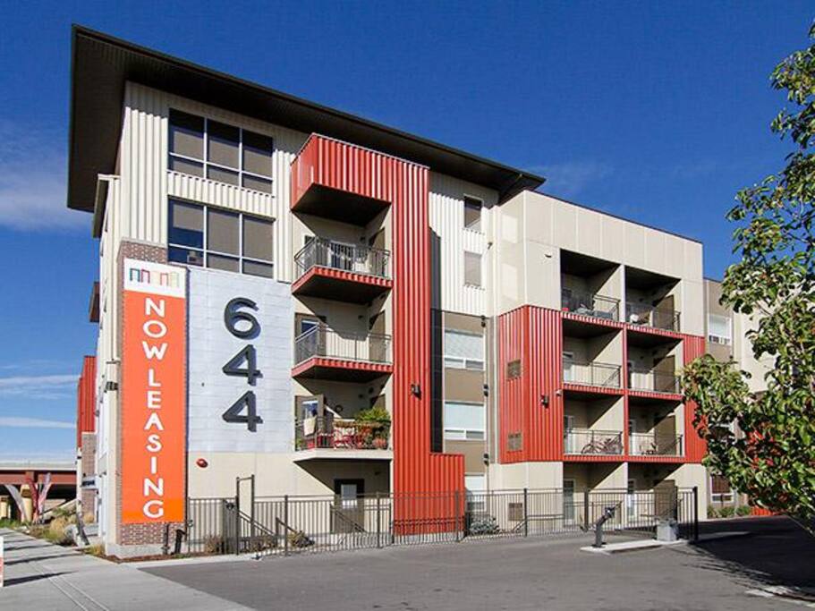 Gated community walking distance to malls, City creek, trax, train, Vivant Arena, Salt Palace and North Temple. Additionally, I have a parking stall directly in front of my patio, making it convenient for unpacking.