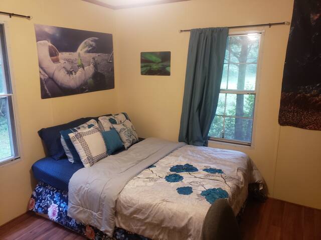 A Little Quite, Home Away: Guest Room