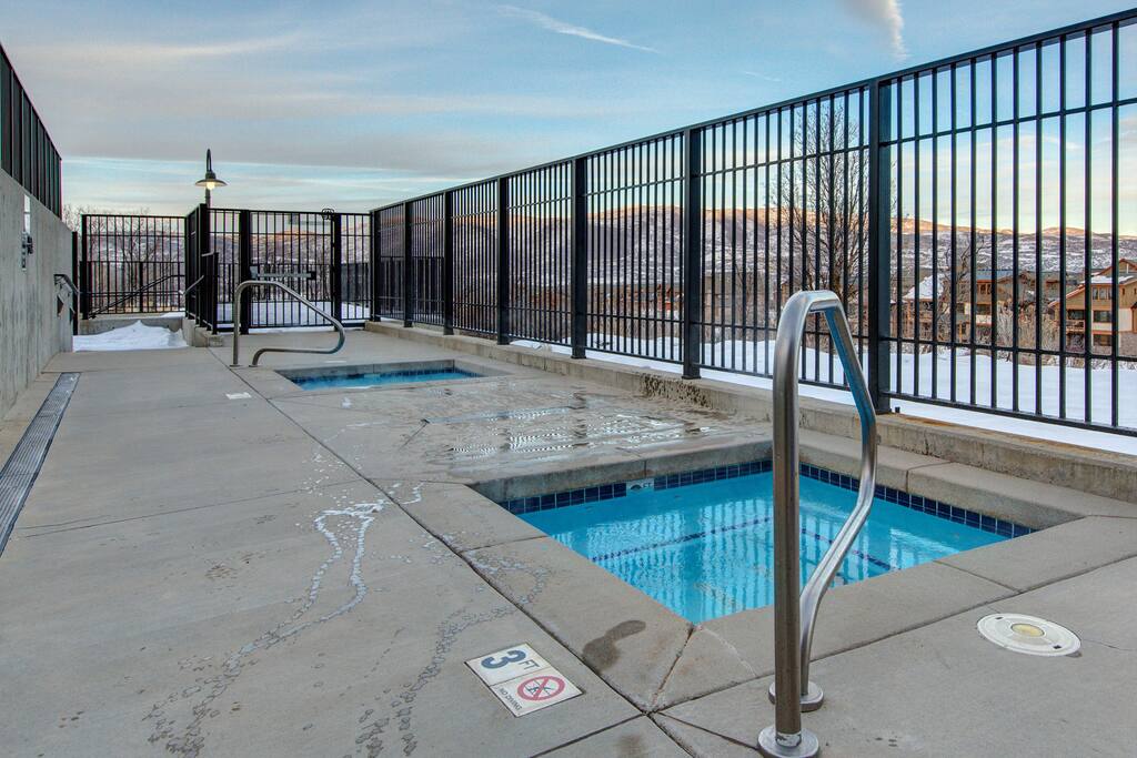 The Stillwater Lodge has THREE Personal Hot Tubs -Open All Year