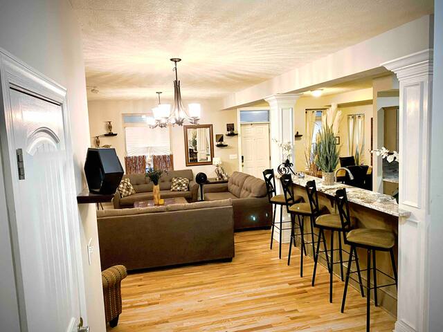 “Luxury Haven for Large Gatherings: 4BD/4BA” gallery image 3