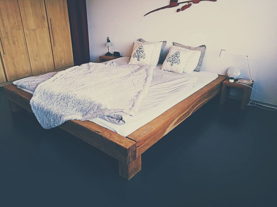 Die Loft bietet platz für 6 Personen - inkl. Babybett.
Im Schlafzimmer gibt es ein Doppelbett mit Überlange (220m). Im Saunabereich ein Doppelklappbett (190cm). Luftmatratze ist auch zur Verfügung (140cm).