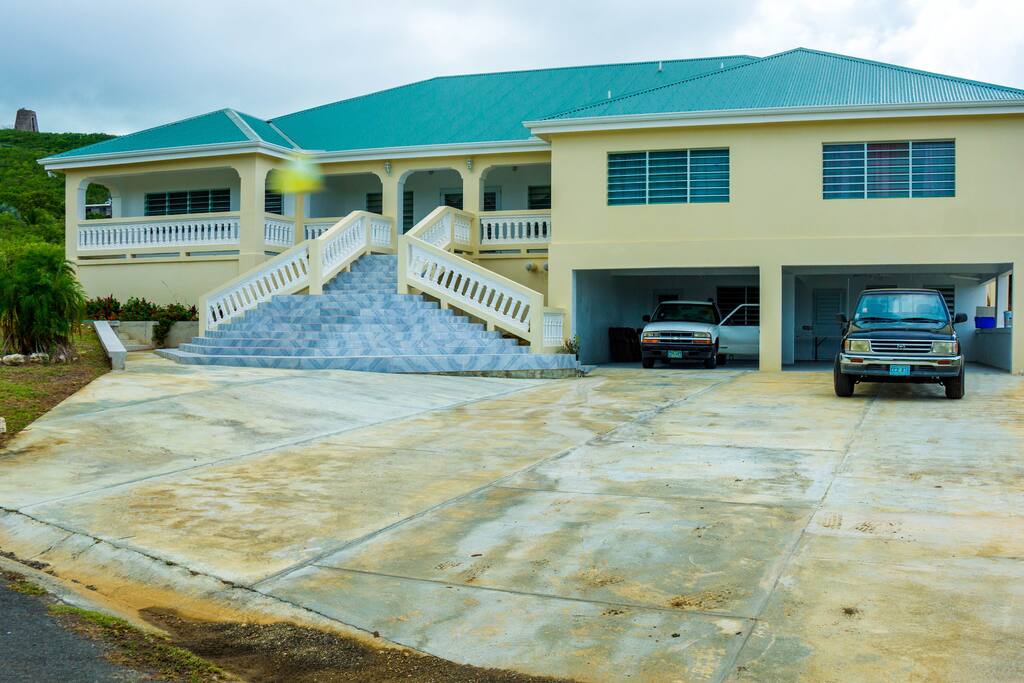 Front of home, Master bedroom to left & bedroom 2 & 3 to left. Front entrance & porch, center.