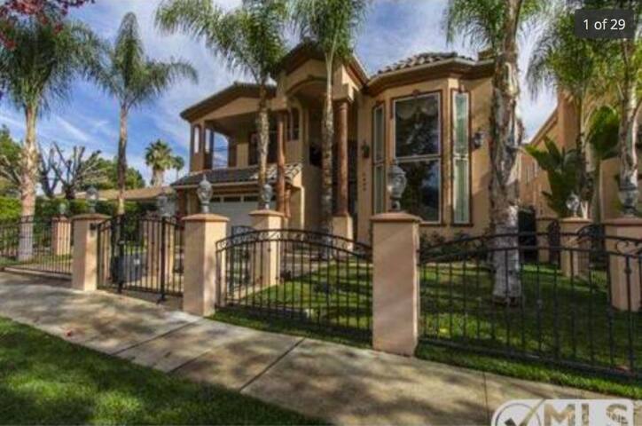 Beautiful spacious home/salt water pool in Encino. gallery image 2