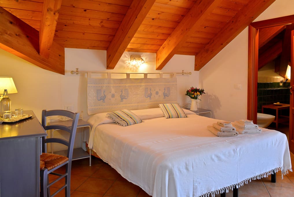 Letto in stile sardo e tetto in legno